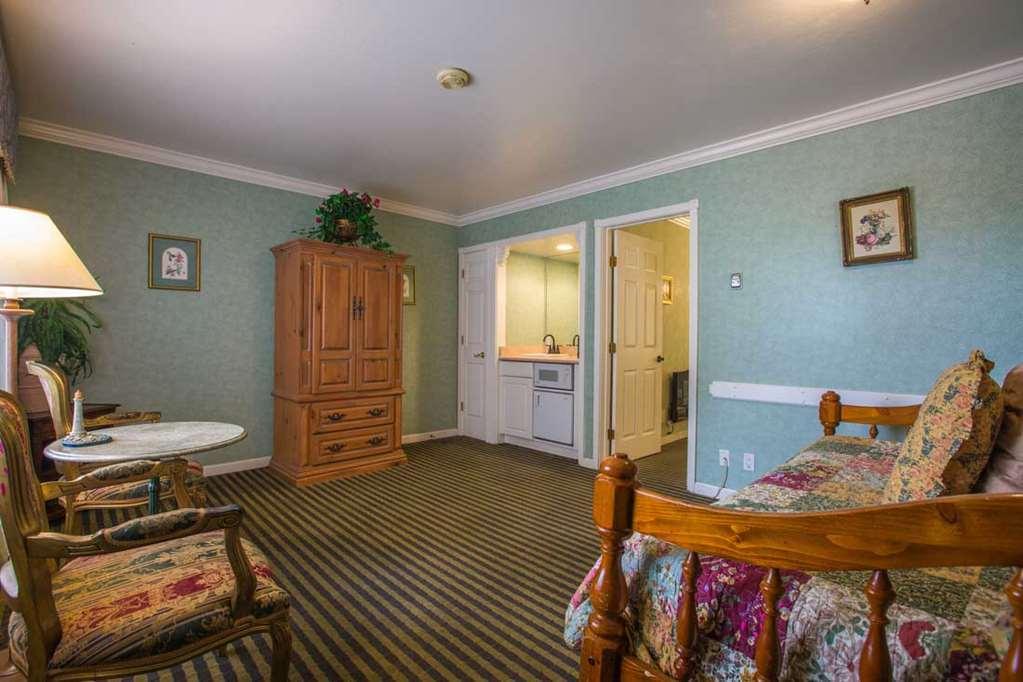 Carmel Inn & Suites Room photo