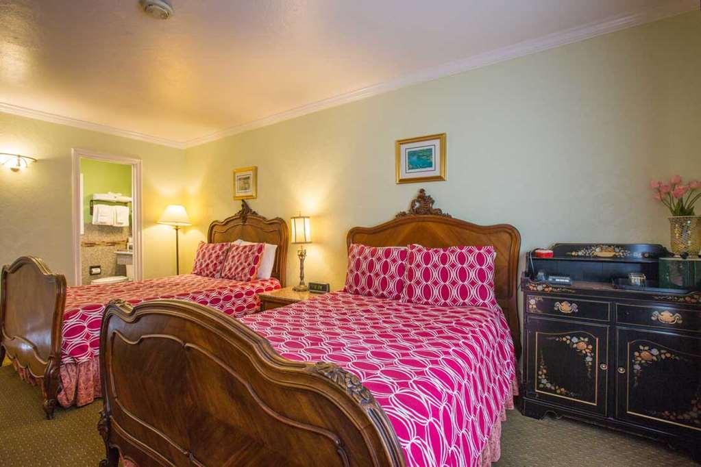 Carmel Inn & Suites Room photo