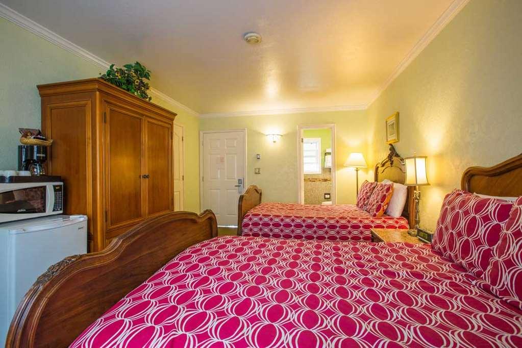 Carmel Inn & Suites Room photo