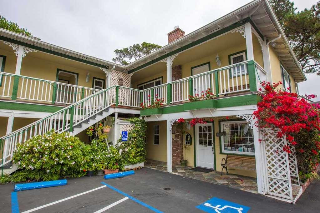 Carmel Inn & Suites Exterior photo